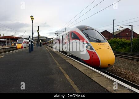 Tre LNER Azuma treni ad alta velocità di attendere presso le piattaforme presso la stazione di York con servizi a Londra Kings Cross e in altre posizioni Foto Stock