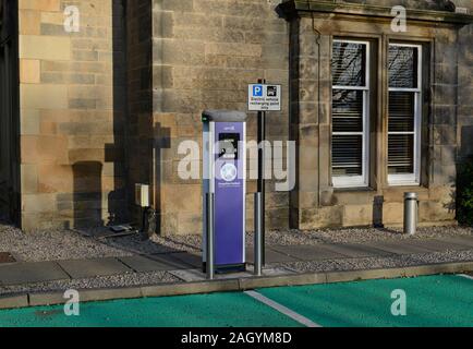 Un auto elettrica impianto di ricarica con spazi di parcheggio presso un edificio residenziale dell'Università di Edimburgo, Scozia, Regno Unito Foto Stock