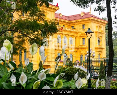 Coloniale Francese ex Indocina Governatore Generale Palace, ora palazzo presidenziale edificio giallo, il Mausoleo di Ho Chi Minh complesso, Hanoi, Vietnam Asia Foto Stock