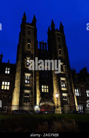 Le torri di Assembly Hall sul tumulo posto a Edimburgo, Scozia, Regno Unito, sono ben illuminate al buio in pieno inverno. Foto Stock