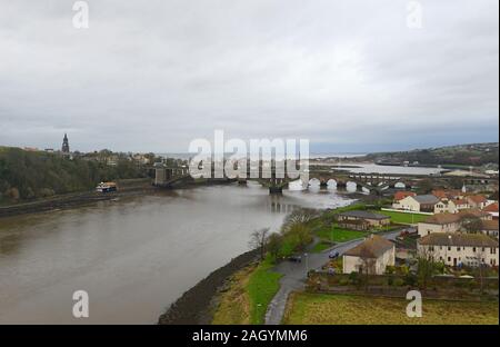 Vista di Berwick upon Tweed in città e il Tweed River dal treno in un giorno di pioggia a metà dicembre. Foto Stock