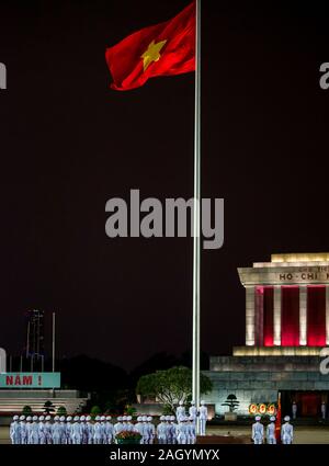 Notte abbassamento della bandiera vietnamita, il Mausoleo di Ho Chi Minh, Ba Dinh Square, Hanoi, Vietnam Asia Foto Stock