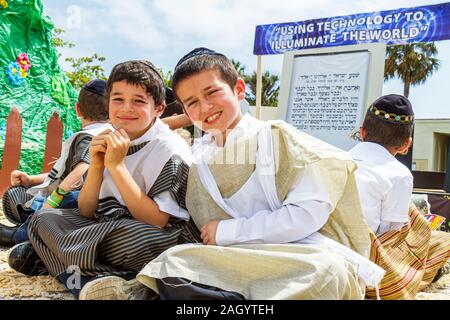 Miami Hallandale Florida, Comunità ebraica della Florida del sud, sfilata e fiera dell'unità ebraica di Lag B'omer, giudeo, ragazzi ragazzi maschi bambini galleggiano, studenti F Foto Stock