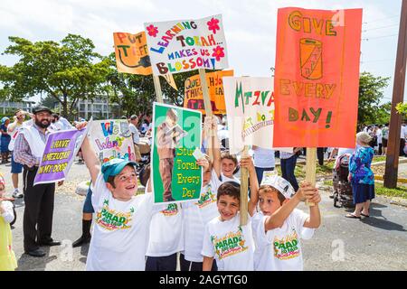 Miami Hallandale Florida, Comunità ebraica della Florida del sud, parata e fiera dell'unità ebraica di Lag B'omer, ebreo, ragazzo ragazzo ragazzo ragazzo maschio bambini poster, segno, tradizione, re Foto Stock