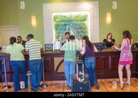 Miami Florida,Biscayne Boulevard,Hilton Miami Downtown,hotel hotel hotel alloggio motel,hall,banco di registrazione,ospiti,coppia,adulti uomo me Foto Stock