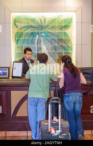 Miami Florida,Biscayne Boulevard,Hilton Miami Downtown,hotel hotel hotel alloggio motel,hall,banco di registrazione,ospiti,coppia,adulti uomo me Foto Stock