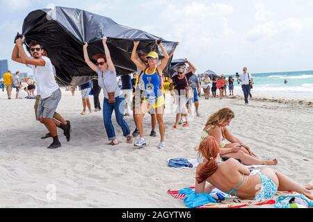 Miami Beach Florida, protesta di fuoriuscite di petrolio, perforazione offshore, foglio di plastica nero rappresenta slick, acqua dell'Oceano Atlantico ispanico latino Latino etnia immigra Foto Stock