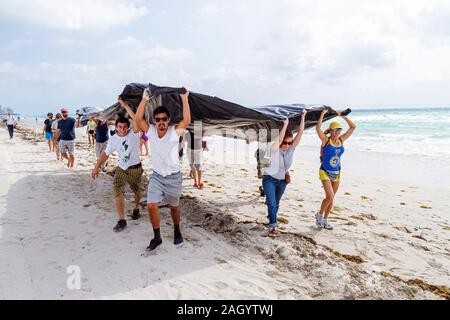 Miami Beach Florida, protesta di fuoriuscita di petrolio, perforazione offshore, foglio di plastica nero rappresenta Slick, Oceano Atlantico, acqua, uomo ispanico maschio, FL100515040 Foto Stock