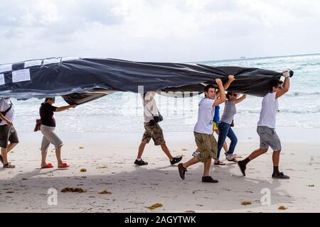 Miami Beach Florida, protesta contro le fuoriuscite di petrolio, perforazione offshore, foglio di plastica nera rappresenta slick, Atlantic Ocean Water visitatori viaggio viaggio tour touri Foto Stock