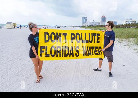 Miami Beach Florida, protesta di fuoriuscita di petrolio, perforazione offshore, banner, segno, uomo uomini maschio, donna donne, FL100515034 Foto Stock
