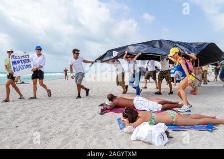 Miami Beach Florida, protesta contro le fuoriuscite di petrolio, perforazione offshore, foglio di plastica nera rappresenta slick, Atlantic Ocean Water visitatori viaggio viaggio tour touri Foto Stock