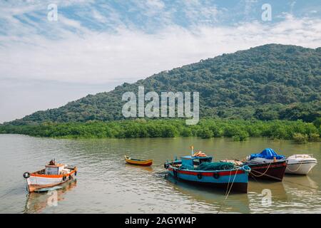 Elephanta island e vecchie barche da pesca in Mumbai, India Foto Stock