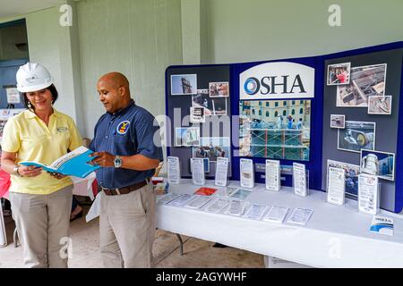 Hollywood Florida,South Florida Safety Expo,US Department of Labor,al Safety & Health Administration,espositore,uomo ispanico uomini maschio,donna donna femmina Wome Foto Stock