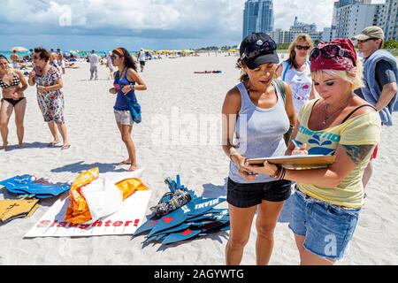 Miami Beach Florida,Greenpeace,dimostrazione,protesta,salvare le balene,organizzatore,organizzazione,donne ispaniche,firma petizione,FL100526015 Foto Stock