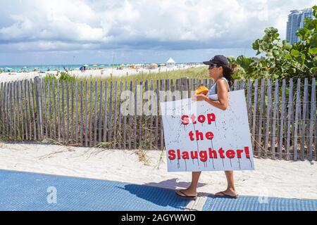 Miami Beach Florida,Greenpeace,dimostrazione,protesta,salvare le balene,segno,poster,donna donne,FL100526011 Foto Stock