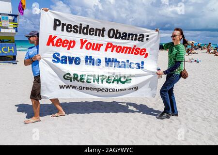 Miami Beach Florida, Greenpeace, dimostrazione, protesta, salvare le balene, segno, banner, Obama, FL100526019 Foto Stock