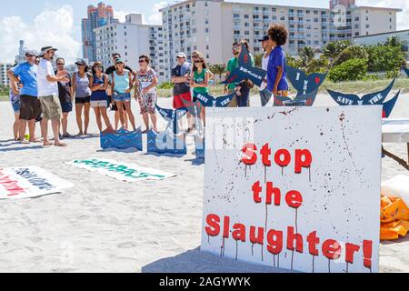 Miami Beach Florida,Greenpeace,dimostrazione,protesta,salvare le balene,organizzatore,organizzare,segno,gruppo,sostenitori,FL100526028 Foto Stock