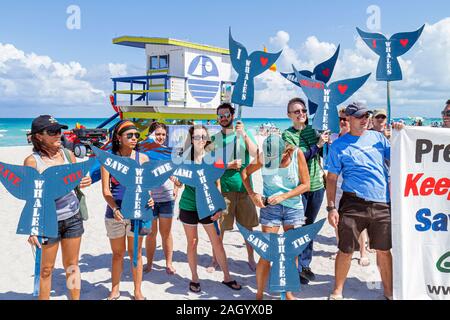 Miami Beach Florida,Greenpeace,dimostrazione,protesta,salvare le balene,segno,gruppo,sostenitori,FL100526030 Foto Stock