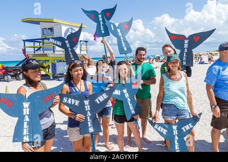 Miami Beach Florida,Greenpeace,dimostrazione,protesta,salvare le balene,segno,gruppo,sostenitori,donne ispaniche donne,FL100526032 Foto Stock