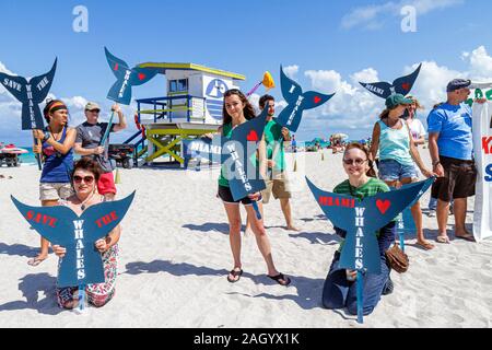 Miami Beach Florida,Greenpeace,dimostrazione,protesta,salvare le balene,segno,gruppo,sostenitori,FL100526035 Foto Stock