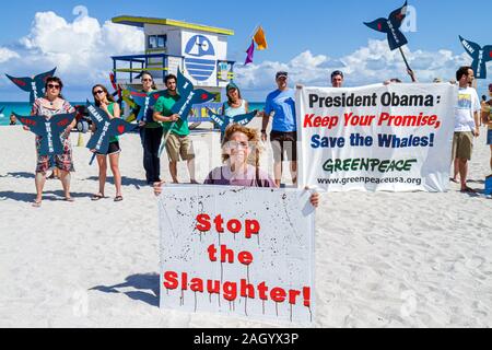 Miami Beach Florida,Greenpeace,dimostrazione,protesta,salvare le balene,segno,gruppo,sostenitori,donne ispaniche donne,FL100526051 Foto Stock