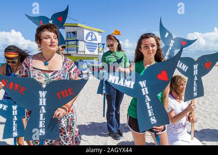 Miami Beach Florida,Greenpeace,dimostrazione,protesta,salvare le balene,segno,gruppo,sostenitori,donne ispaniche donne,FL100526042 Foto Stock