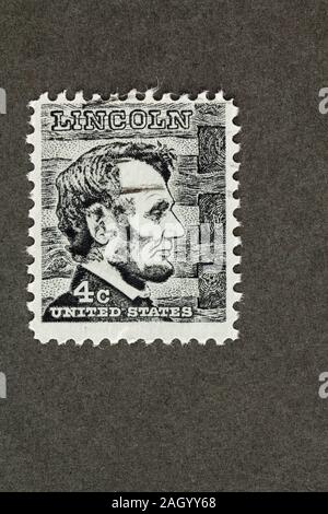 Bianco e nero 4 cent francobollo di Abraham Lincoln su sfondo nero con copia spazio, rilasciati nel 1965-78, eminenti americani problema. Foto Stock