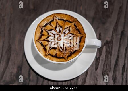 Bella tazza di mocha latte art caffè sulla tabella Foto Stock