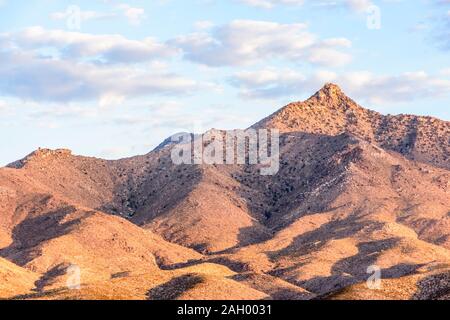 Deserto roccioso paesaggio di montagna al tramonto, Deserto Mojave, CALIFORNIA, STATI UNITI D'AMERICA Foto Stock