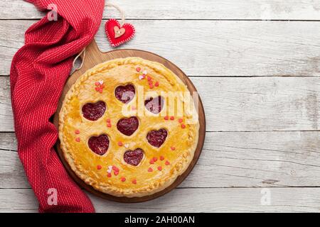 Lampone torta per il giorno di San Valentino con il cuore. Vista da sopra con lo spazio per i messaggi di saluto Foto Stock