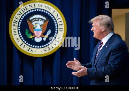 Washington, Stati Uniti d'America. Xix Dec, 2019. Presidente Trump plaude agli ospiti che frequentano il bianco HouseÕs vertice sulla trasformazione di Salute Mentale Trattamento Giovedi, Dicembre 19, 2019, nel sud Corte Auditorium del Eisenhower Executive Office edificio della Casa Bianca di persone: il presidente Donald Trump Credito: tempeste Media Group/Alamy Live News Foto Stock