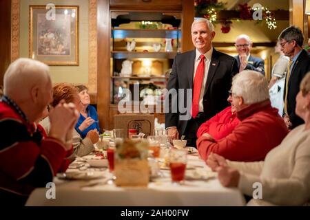 Frankenmuth, Stati Uniti d'America. Xviii Dicembre, 2019. Vice Presidente Mike Pence saluta diners a ZehnderÕs di Frankenmuth Mercoledì, Dicembre 18, 2019, in Frankenmuth, Mich Persone: Vice Presidente Mike Pence Credito: tempeste Media Group/Alamy Live News Foto Stock