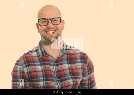 Studio shot di giovani felici muscolare calvo uomo sorridente indossando occhiali da vista Foto Stock