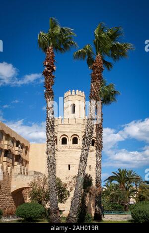 Torre di Ribat vista dalla distanza. Questa fortificazione costiera dell'VIII secolo, estesa e ben conservata, è oggi sede del Museo d'Arte Islamica di Monastir, Tunisia Foto Stock