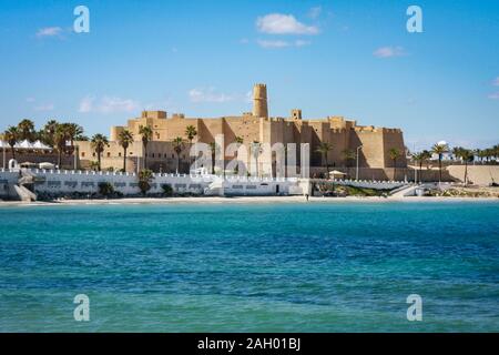 Torre di Ribat vista dalla distanza. Questa fortificazione costiera dell'VIII secolo, estesa e ben conservata, è oggi sede del Museo d'Arte Islamica di Monastir, Tunisia Foto Stock