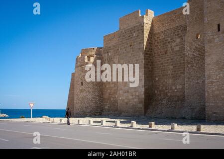 Torre di Ribat vista dalla distanza. Questa fortificazione costiera dell'VIII secolo, estesa e ben conservata, è oggi sede del Museo d'Arte Islamica di Monastir, Tunisia Foto Stock