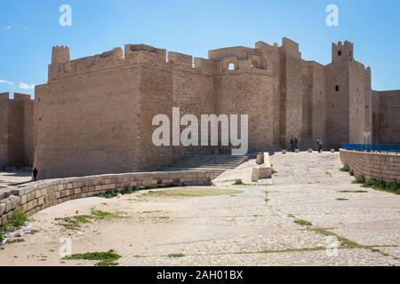 Torre di Ribat vista dalla distanza. Questa fortificazione costiera dell'VIII secolo, estesa e ben conservata, è oggi sede del Museo d'Arte Islamica di Monastir, Tunisia Foto Stock