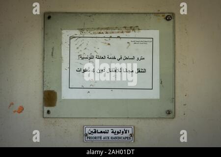 Scritta araba sul bordo sul muro della stazione ferroviaria di Sousse, Tunisia Foto Stock