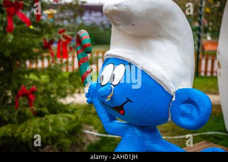 All'interno del villaggio dei Puffi in Piazza Macedonia a Katerini, Grecia Foto Stock