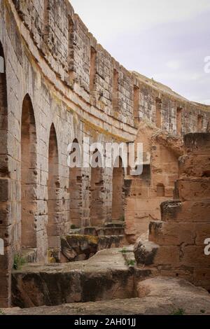 L'Anfiteatro di El Jem è un anfiteatro ovale situato nella moderna città di El Djem, Tunisia, precedentemente Thysdrus, nella provincia romana dell'Africa. Foto Stock