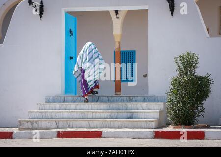 La moschea Sidi Bou Mendil domina certamente la città di Hergla, Tunisia. Porta il nome di un santo del Marocco che si sarebbe insediato qui. Foto Stock