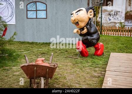 All'interno del villaggio dei Puffi in Piazza Macedonia a Katerini, Grecia Foto Stock