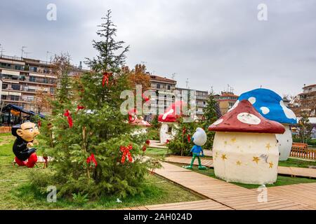 All'interno del villaggio dei Puffi in Piazza Macedonia a Katerini, Grecia Foto Stock