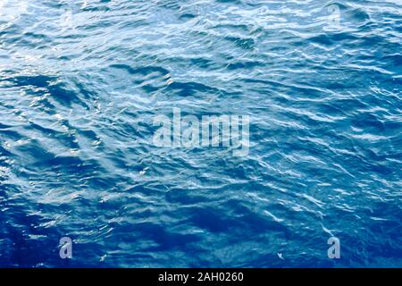 Blue Sea Wave vicino fino a basso angolo di visione per estate sfondo. Foto Stock