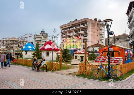 All'interno del villaggio dei Puffi in Piazza Macedonia a Katerini, Grecia Foto Stock