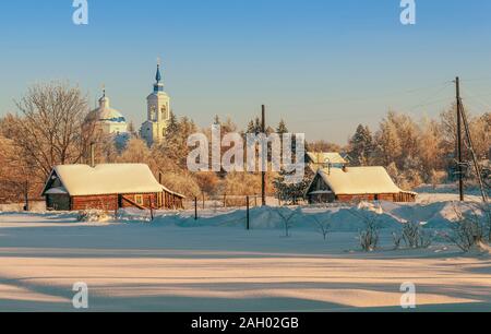 In inverno il paesaggio rurale. Ipotesi Chiesa sullo sfondo a sinistra. Pogost Sable villaggio. Novgorod Oblast. La Russia Foto Stock