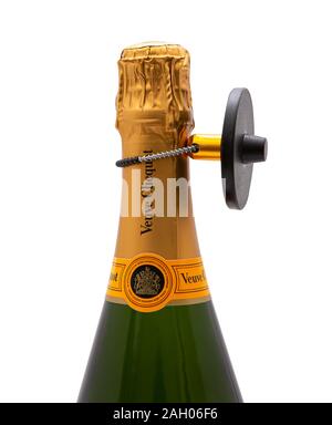 SWINDON, Regno Unito - 22 dicembre 2019: Sicurezza Tag su una bottiglia di Veuve Clicquot Champagne su uno sfondo bianco. Foto Stock