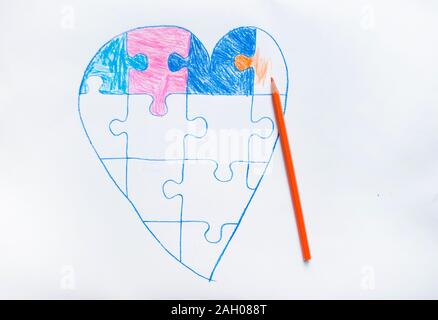 Bambino colorato disegnato nel cuore con puzzle su uno sfondo bianco come un simbolo di autismo. Foto Stock