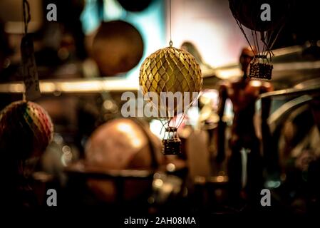 Bellissimo bokeh di fondo di una piccola mongolfiera appeso giocattolo. Foto Stock