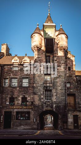 Edimburgo, Scozia, 14 dicembre 2018: una vista della storica Tolbooth Tavern situato lungo Canongate sul Royal Mile di Edimburgo. Foto Stock